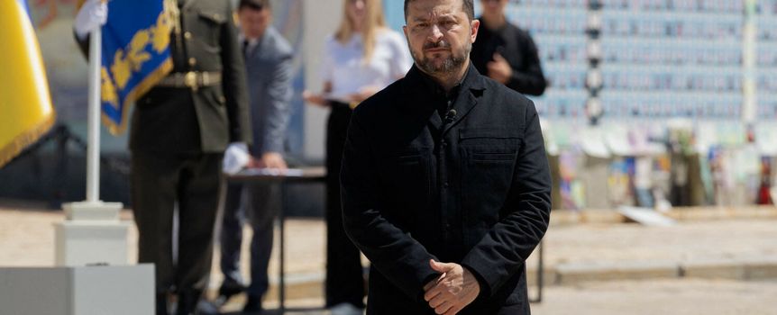 Na zdjęciu prezydent Ukrainy Wołodymyr Zełenski na tle flagi i symboli państwowych.