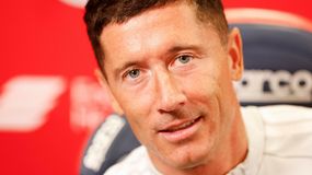 Na zdjęciu Robert Lewandowski, uśmiechający się na tle czerwonej ściany.