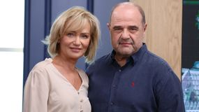 Cezary Żak i Katarzyna Żak w jasnym otoczeniu, uśmiechają się do kamery. 