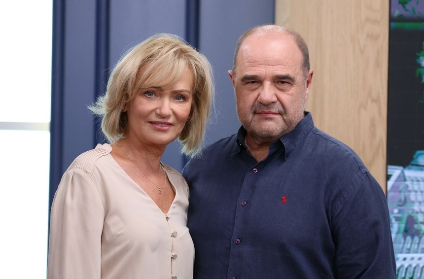 Cezary Żak i Katarzyna Żak w jasnym otoczeniu, uśmiechają się do kamery. 