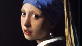 Portret młodej kobiety z niebieską chustką na głowie, w tle ciemne tło. Olej na płótnie.