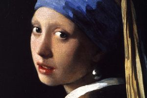 Portret młodej kobiety z niebieską chustką na głowie, w tle ciemne tło. Olej na płótnie.