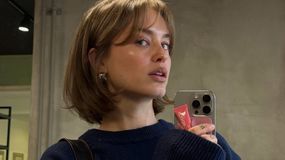Influencerka robi selfie w lustrze