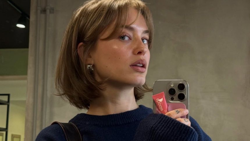Influencerka robi selfie w lustrze