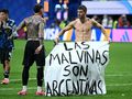 Reprezentacja Argentyny z kontrowersyjnym banerem po meczu MŚ z Anglią.