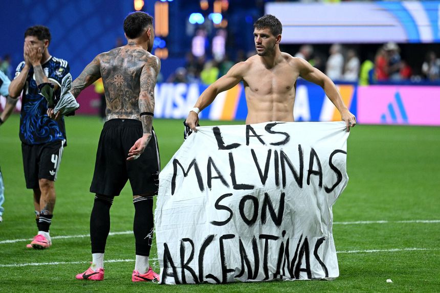 Reprezentacja Argentyny z kontrowersyjnym banerem po meczu MŚ z Anglią.