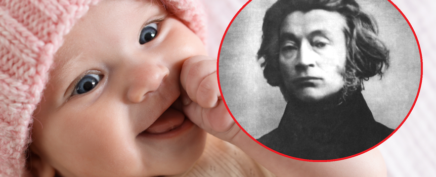 Zdjęcie uśmiechającego się niemowlęcia w różowej czapce, z ręką w buzi. Obok czarno-biała fotografia Adama Mickiewicza.