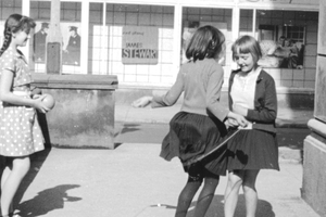 Dzieci bawiące się w czasach PRL-u. Czarno-biała fotografia