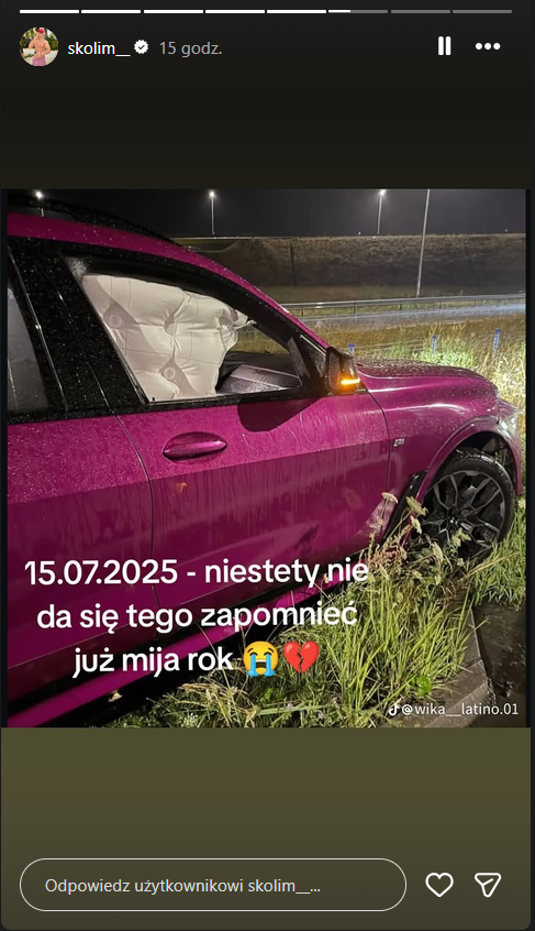 Różowy samochód zaparkowany na trawie, na tle nocnego krajobrazu.