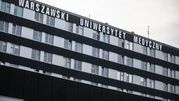 Budynek Warszawskiego Uniwersytetu Medycznego z dużymi napisami na elewacji.