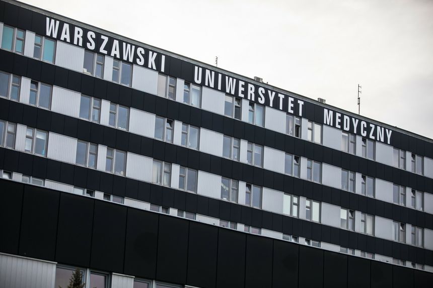 Budynek Warszawskiego Uniwersytetu Medycznego z dużymi napisami na elewacji.