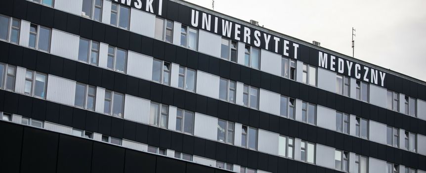 Budynek Warszawskiego Uniwersytetu Medycznego z dużymi napisami na elewacji.
