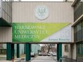 Zielony budynek z napisem 