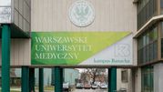 Zielony budynek z napisem 