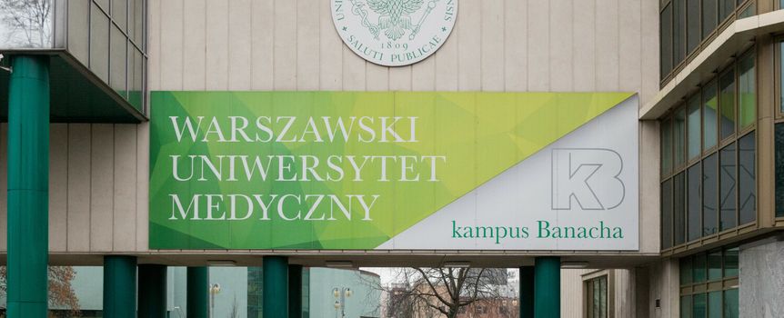 Zielony budynek z napisem 