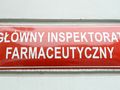 Tablica informacyjna z napisem 