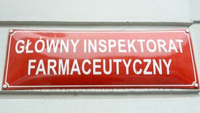 Tablica informacyjna z napisem 
