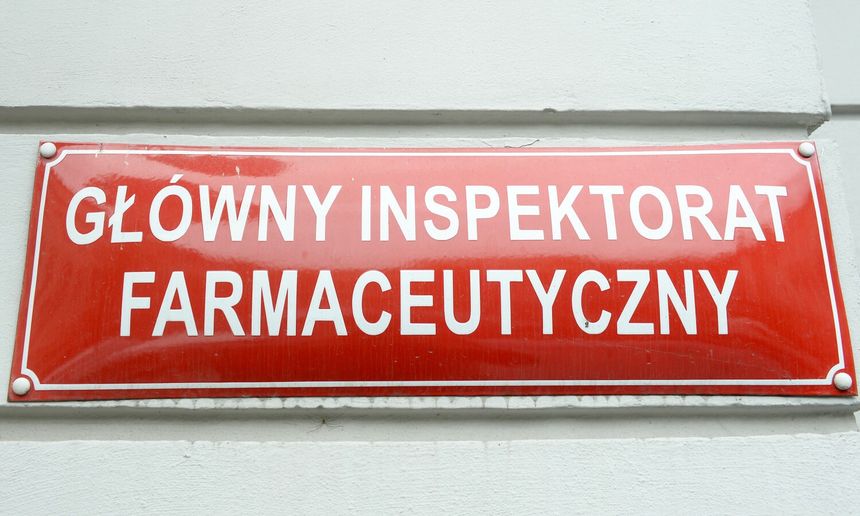 Tablica informacyjna z napisem 