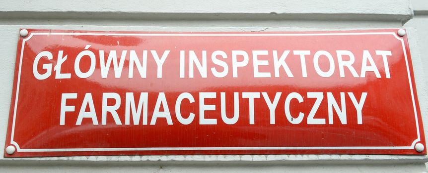 Tablica informacyjna z napisem 