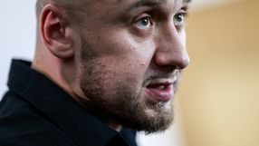 Mężczyzna z zarostem, w czarnej koszuli