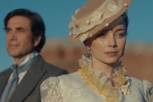 Mężczyzna i kobieta w stylowych, historycznych strojach, na tle nieba.