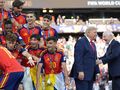 Na zdjęciu drużyna piłkarska Hiszpanii z medalami, w tle Donald Trump i Gianni Infantino.