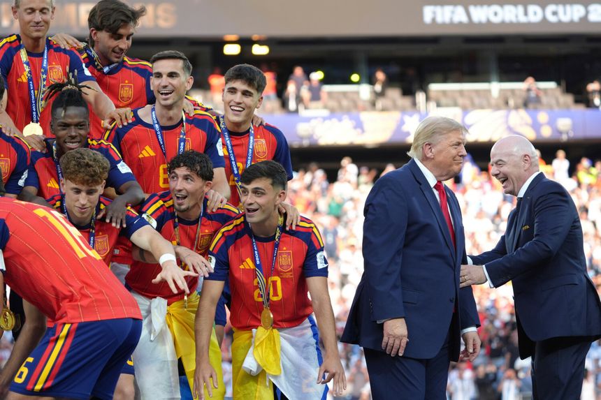 Na zdjęciu drużyna piłkarska Hiszpanii z medalami, w tle Donald Trump i Gianni Infantino.