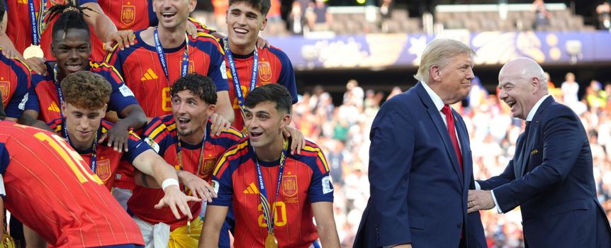 Na zdjęciu drużyna piłkarska Hiszpanii z medalami, w tle Donald Trump i Gianni Infantino.