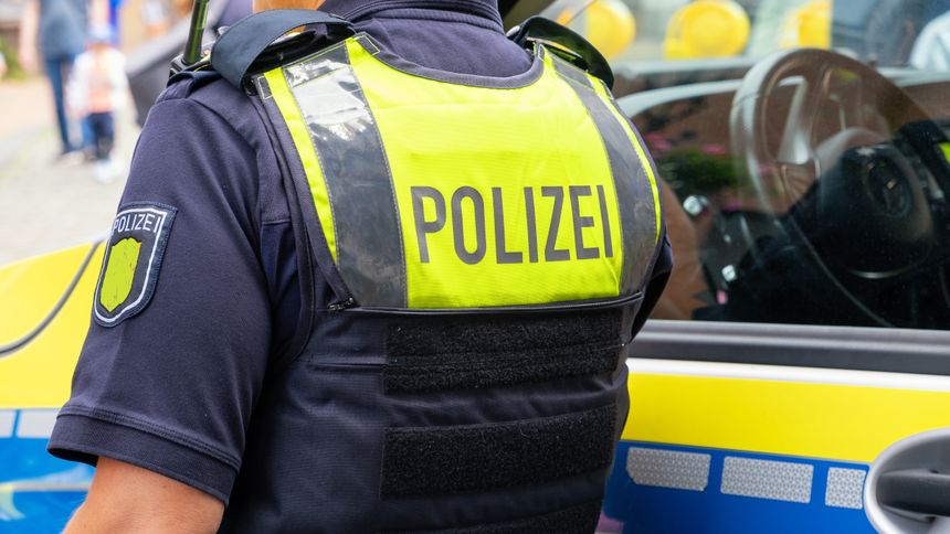 Policjant w mundurze z napisem \