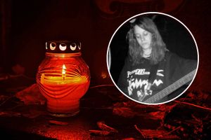 Świeczka pali się w pojemniku, w tle liście. W okrągłym ramce osoba grająca na gitarze basowej.