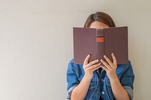 Czego tu brakuje? Uzupełnił tytuły najbardziej znanych książek [Quiz]