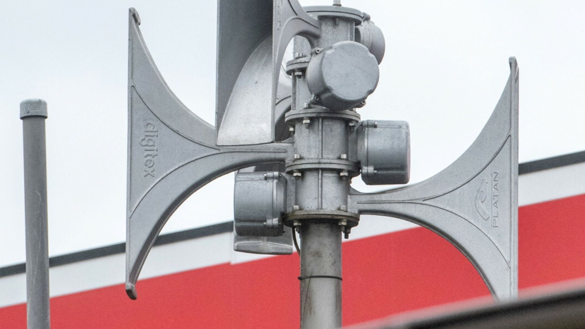 Syreny mogą zawyć ponownie. „Wszystko zależy od tajnego scenariusza"