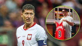 Na zdjęciu Robert Lewandowski w stroju piłkarskim, z numerem 9 na koszulce, w tle trybuny.