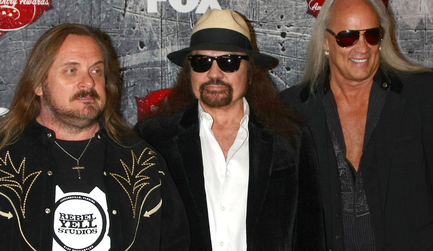 Trzech członków zespołu Lynyrd Skynyrd na ściance zdjęciowej