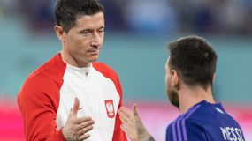 Na zdjęciu Robert Lewandowski w białej bluzie z czerwonymi akcentami, rozmawia z Lionelem Messim.