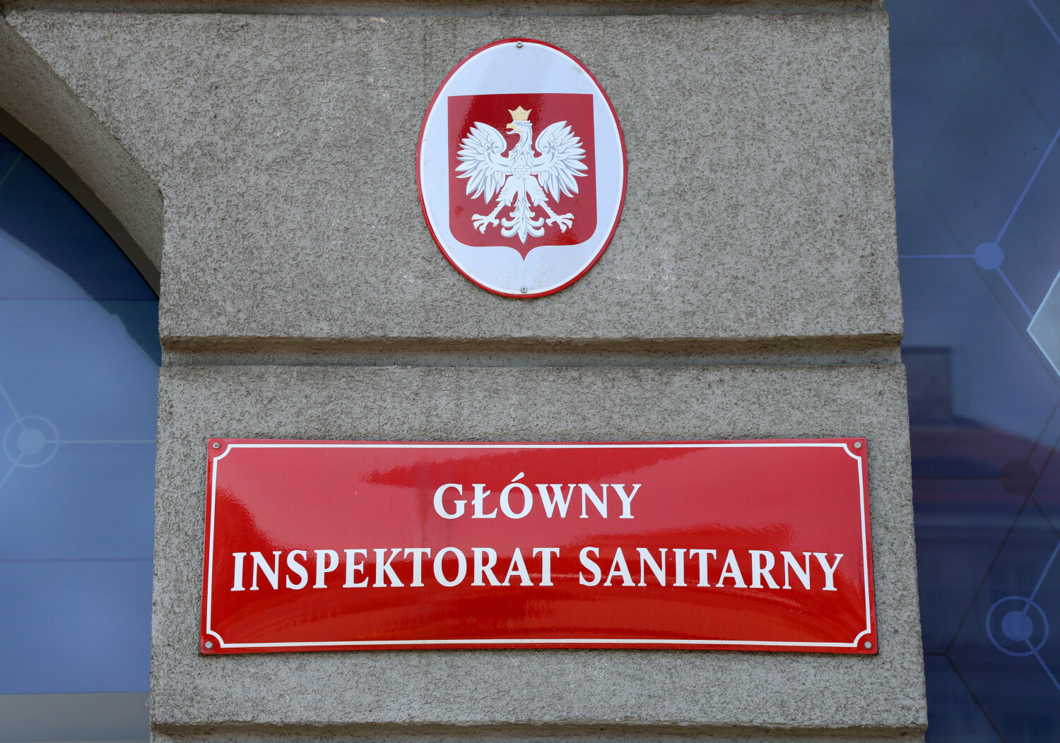 Szynka z popularnej sieci wycofana ze sprzedaży. GIS ostrzega przed groźną bakterią