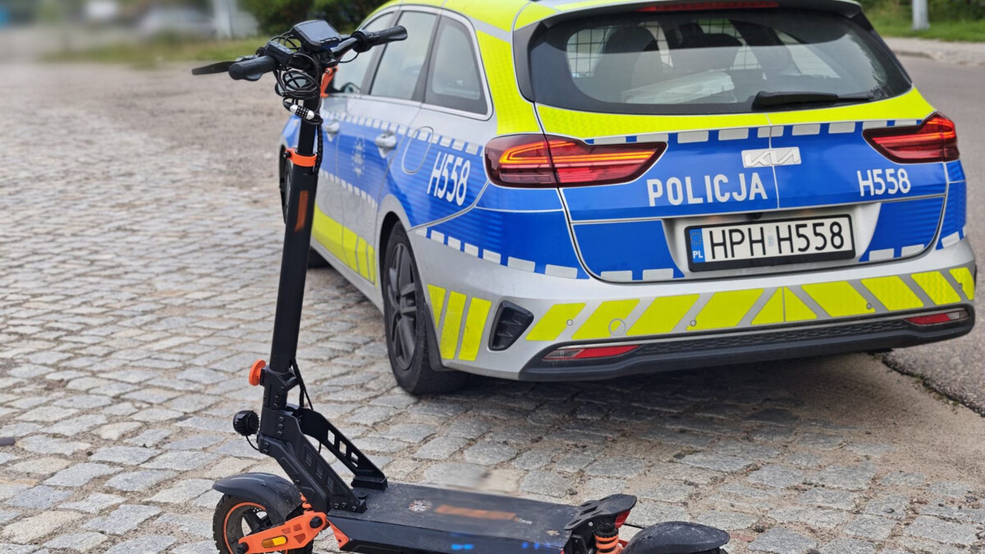 Pijana 16-latka wiozła koleżankę na hulajnodze. Próbowała oszukać policję