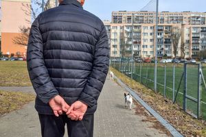 senior na spacerze z psem