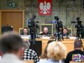Sala sądowa, otoczona kamerami i dziennikarzami.