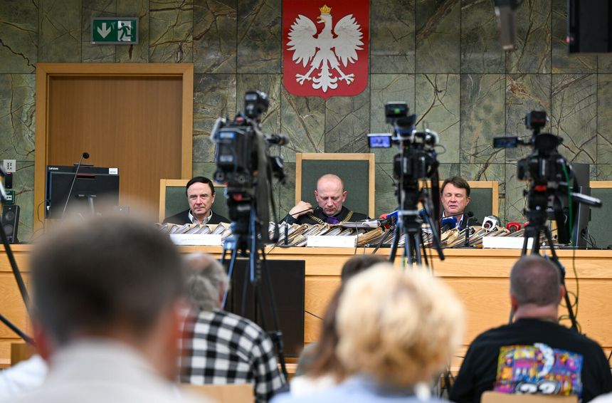 Sala sądowa, otoczona kamerami i dziennikarzami.