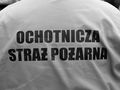 Na plecach osoby w stroju widnieje napis: 