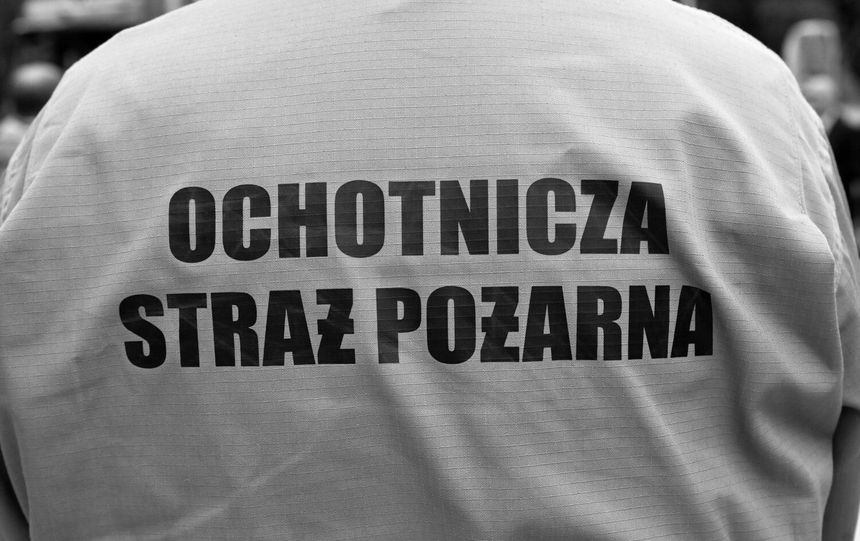 Na plecach osoby w stroju widnieje napis: 