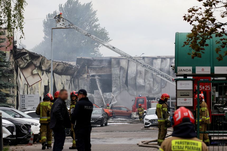 pożar salonu samochodowego w Warszawie