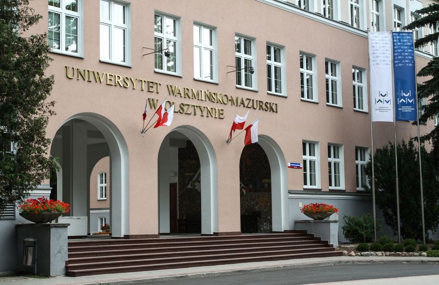 Uniwersytet Warmińsko-Mazurski w Olsztynie, architektura, flagi Polski, schody wejściowe.