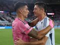 Luis Suarez i Robert Lewandowski w uścisku na boisku po meczu, emocje i serdeczność w geście.