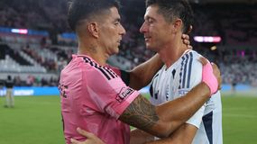Luis Suarez i Robert Lewandowski w uścisku na boisku po meczu, emocje i serdeczność w geście.