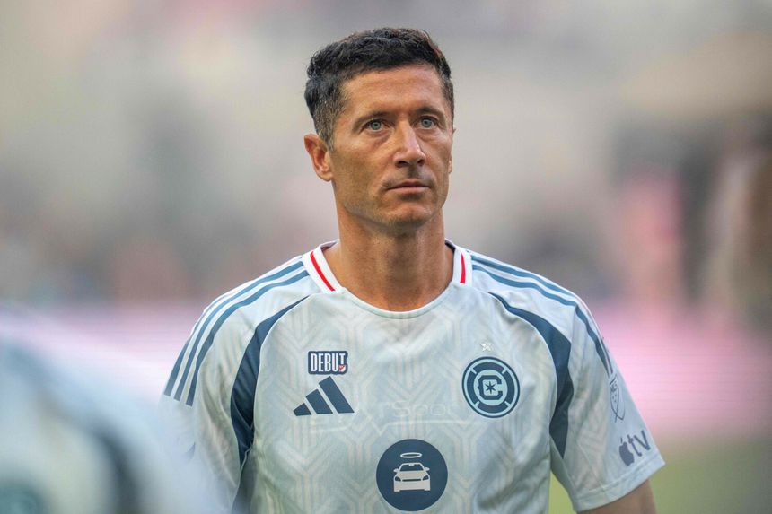 Na zdjęciu Robert Lewandowskiw odzieży sportowej, skupiony, z krótkimi włosami.