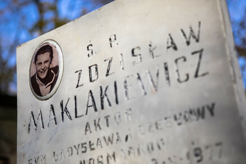 Nagrobek Zdzisława Maklakiewicza, aktora, z jego zdjęciem oraz datą urodzenia i śmierci.