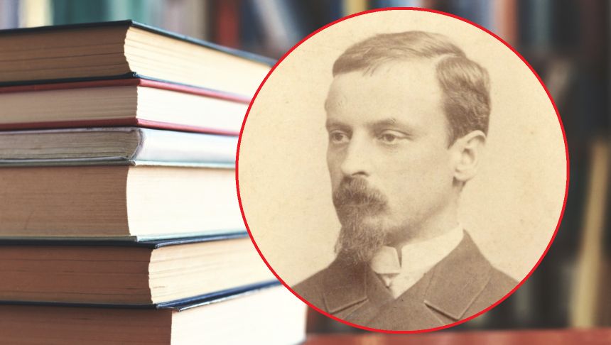 Zbliżenie na portret Henryka Sienkiewicz w garniturze, w tle stos książek.