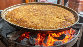 Antakya künefesi - duże ciasto pieczone nad ogniem